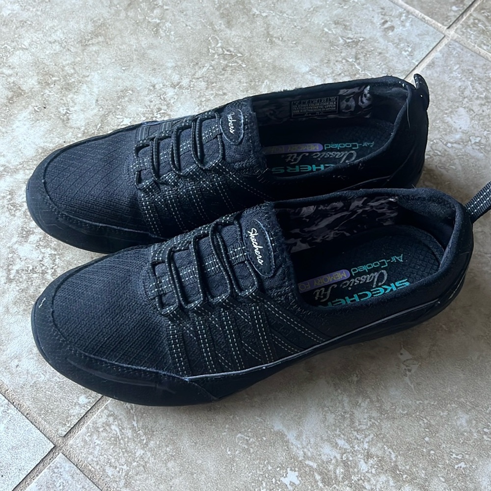 Skechers Classic Fit Black Casual Sneakers size 6